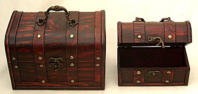 Kleine Koffertruhe mit Henkel und Beschl�gen