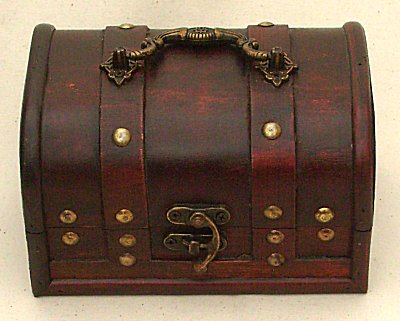 Kleine Koffertruhe mit Henkel und Beschl�gen