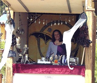 Das Innenleben des Marktstandes der kleynen Kraemerey, hier mit Lady Rowina in Aktion